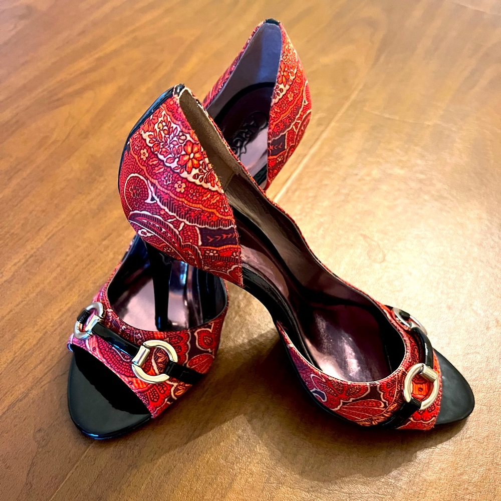 New, never used Carlos Santana 4” heels, size 8.5 medium, peep toe, gold details